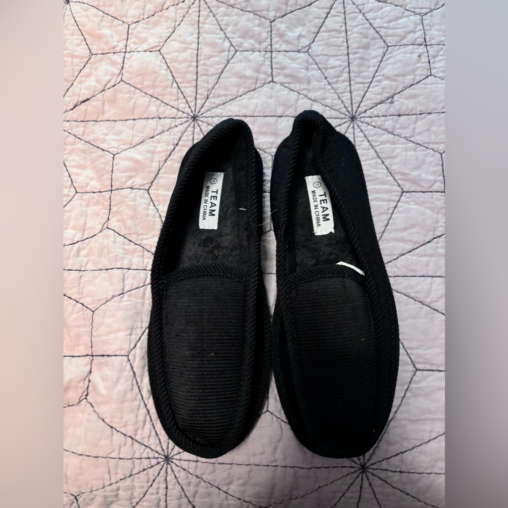 Men’s slippers, black NWOT, everyday wear with these slippers